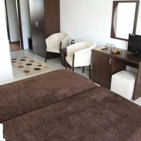 Plaisir Hotel Ploiesti Bagian luar foto