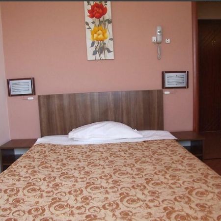 Plaisir Hotel Ploiesti Bagian luar foto