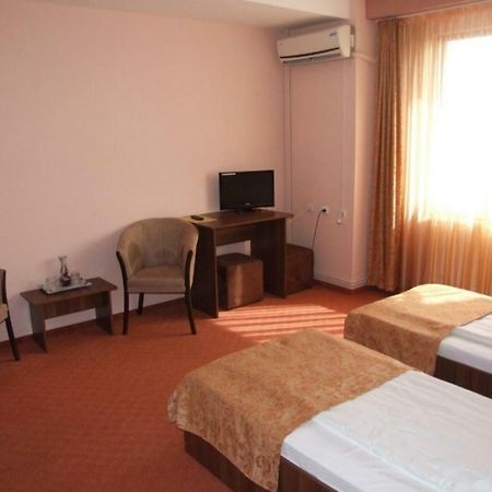 Plaisir Hotel Ploiesti Bagian luar foto