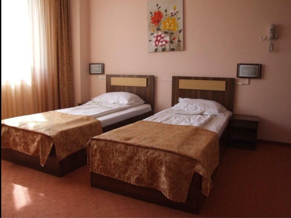 Plaisir Hotel Ploiesti Bagian luar foto