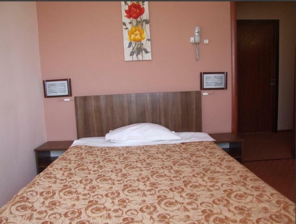Plaisir Hotel Ploiesti Bagian luar foto