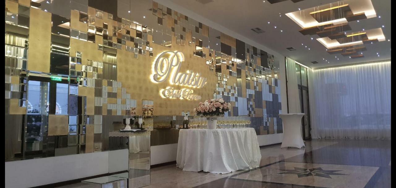 Plaisir Hotel Ploiesti Bagian luar foto