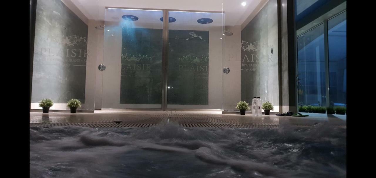 Plaisir Hotel Ploiesti Bagian luar foto