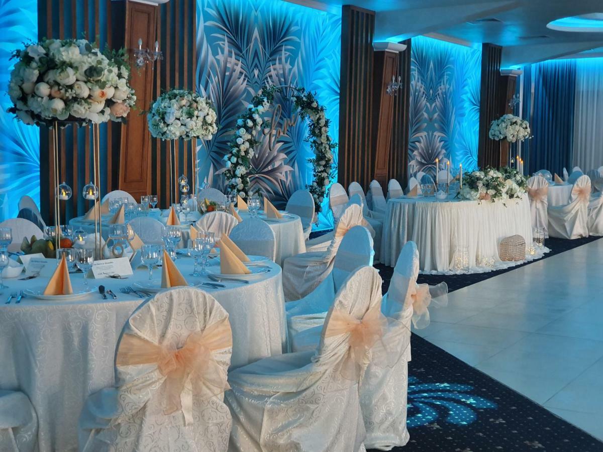 Plaisir Hotel Ploiesti Bagian luar foto